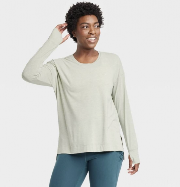 Kaos lengan panjang dengan aksen thumbhole